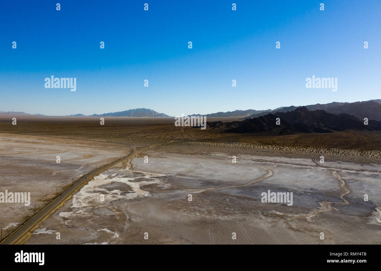 Vista aerea di Amboy Saline accanto alla storica Route 66 in ventinove palme, la California del Sud Foto Stock