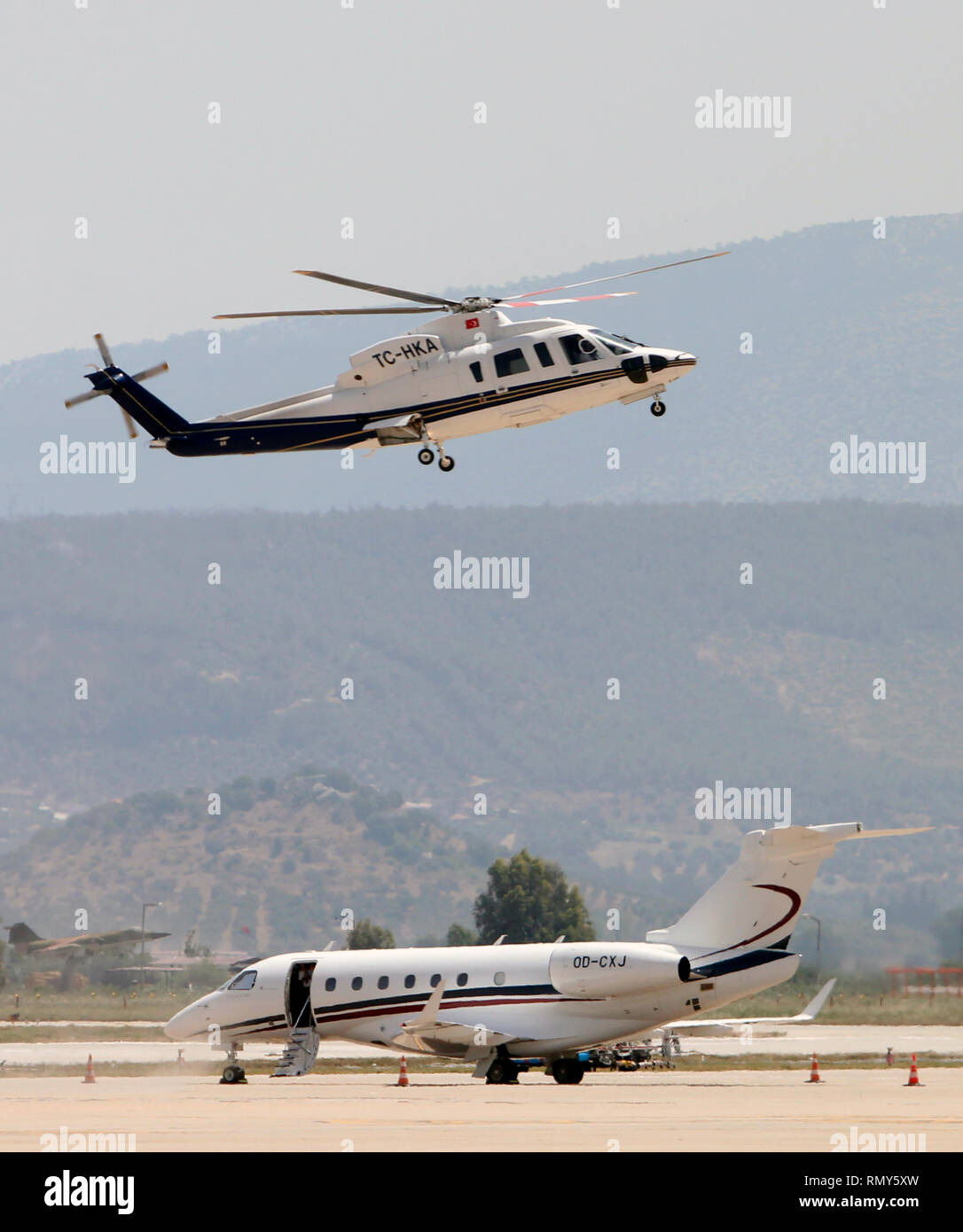 Un Sikorsky S-76c Spirito con coda n. TC-HKA terre accanto a un Embraer EMB 550 500 legacy business jet con coda n. OD-CXJ. Foto Stock