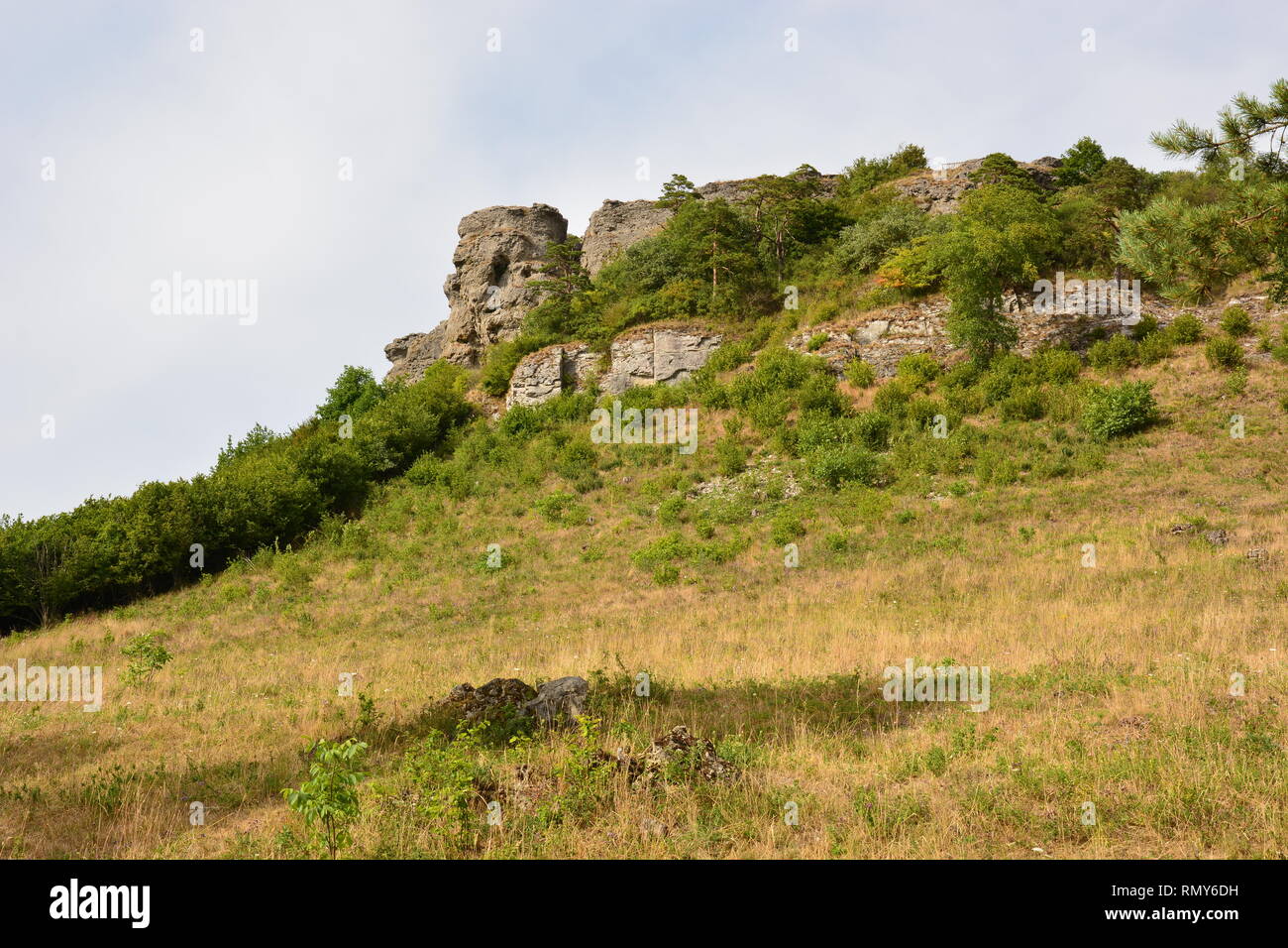 Vista sulla table mountain STAFFELBERG vicino alla cittadina di Bad Staffelstein, Baviera, regione Alta Franconia, Germania Foto Stock