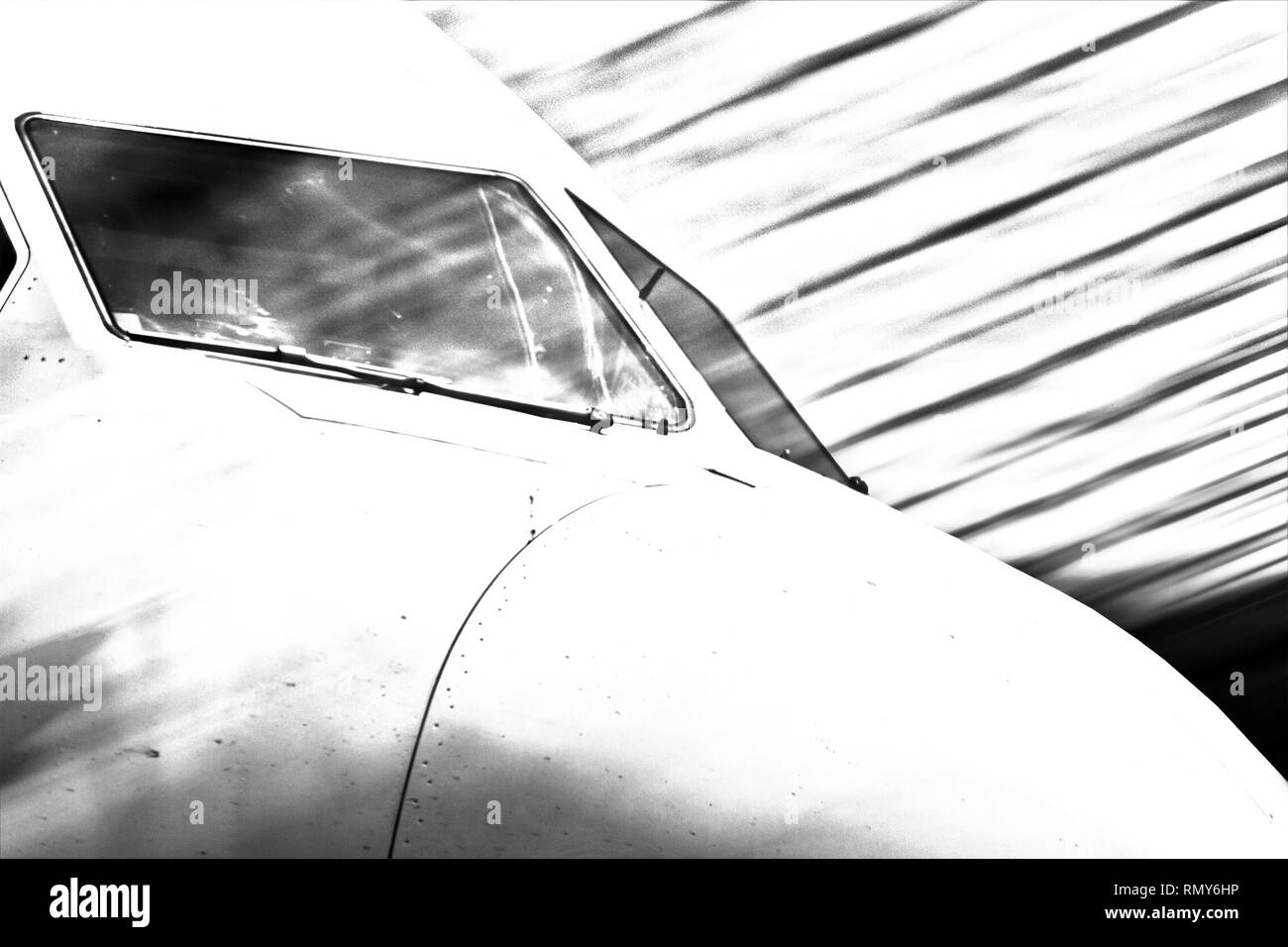 Immagine in bianco e nero di aereo cockpit visto dall'esterno con motion blur tratti pattern in background. Foto Stock