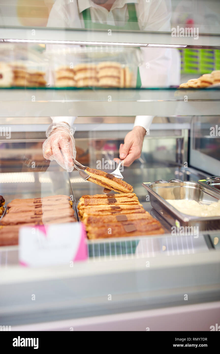 Vetrina da forno con un sacco di dolci Foto Stock