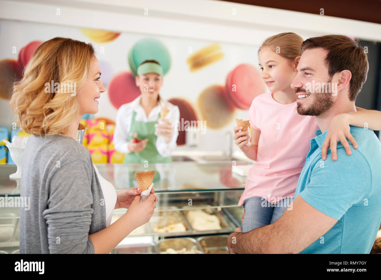 Famiglia in pasticceria prende il gelato Foto Stock