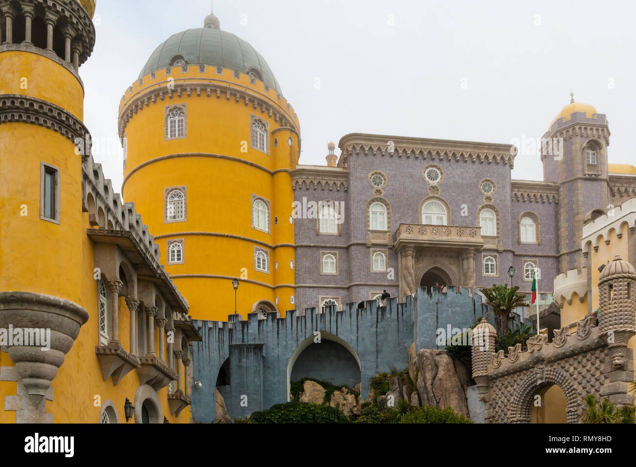 Castello di Sintra in Portogallo in un giorno di nebbia Foto Stock