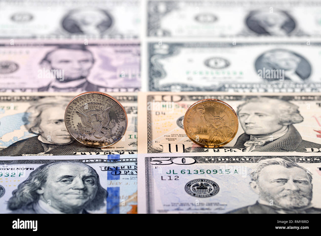 Dollaro americano monete sullo sfondo delle banconote Foto Stock