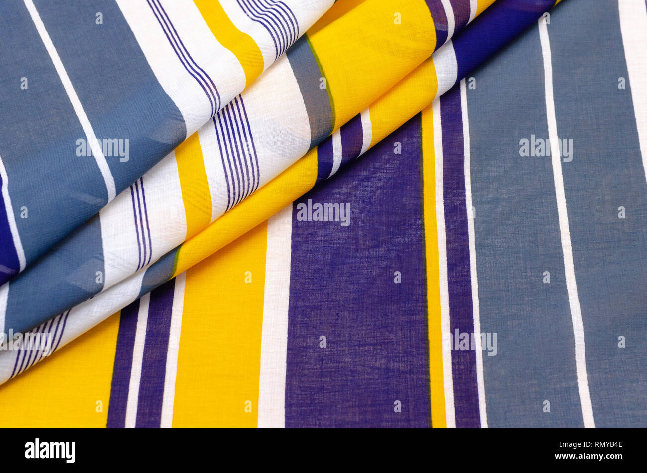 La trama del tessuto di cotone, batist in blu-bianco-strisce gialle Foto Stock