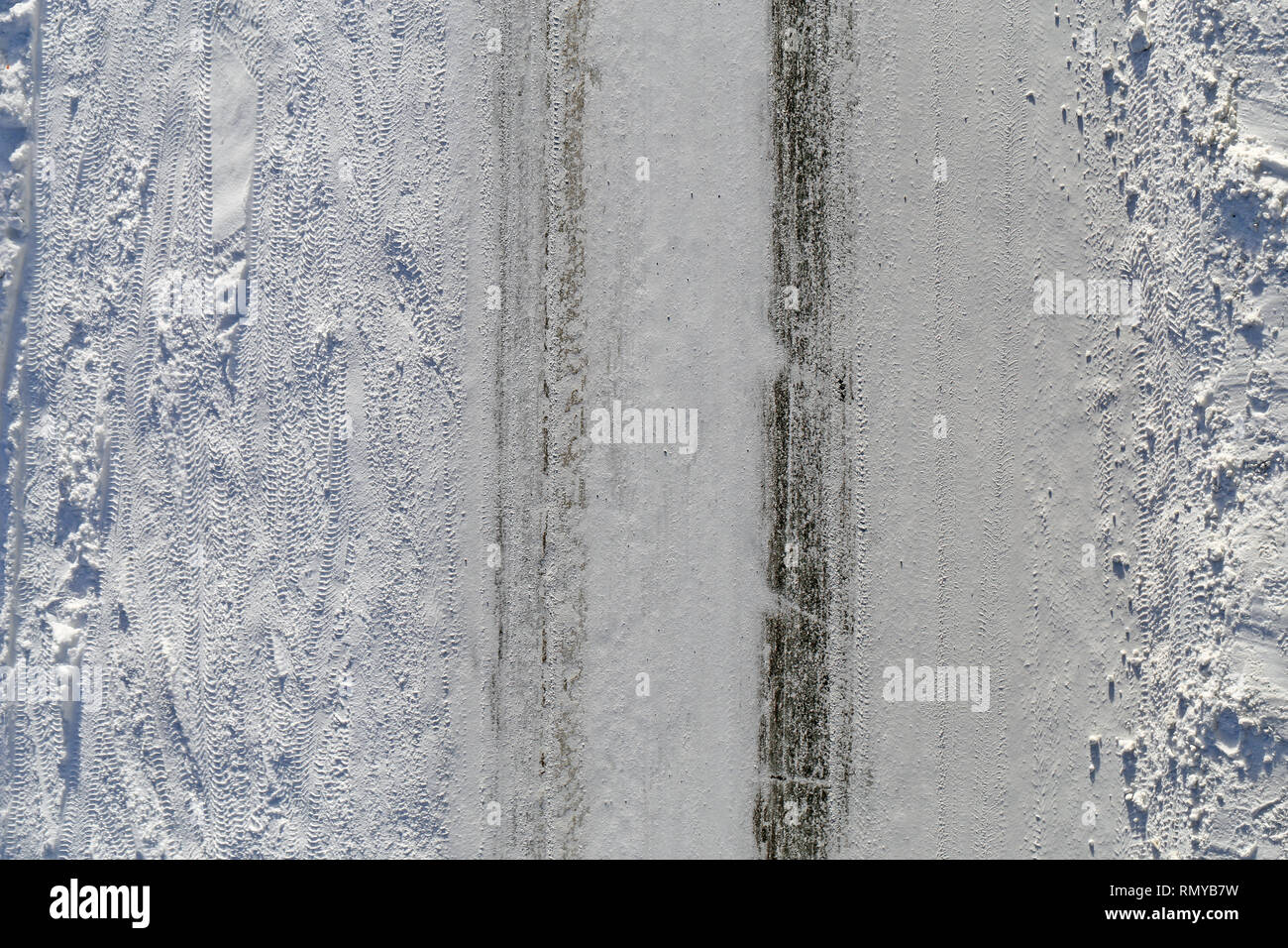 Un vialetto innevato fotografato durante il periodo invernale in Finlandia. È possibile vedere un sacco di auto ruota le vie che si incrociano. Vi è anche un sacco di neve. Foto Stock