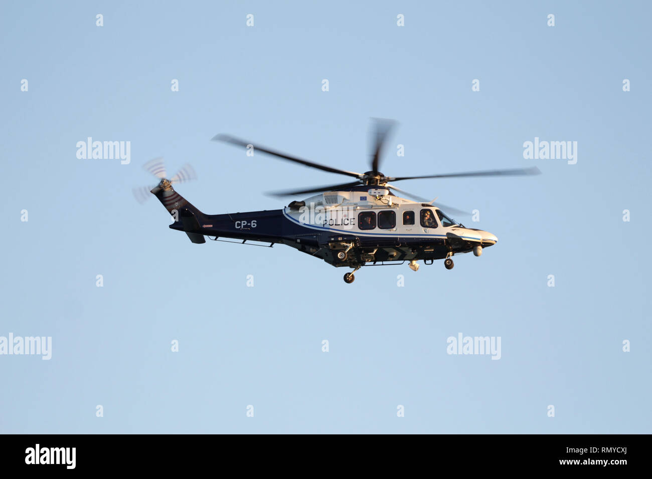 Polizia di cipro AW139 arrivando in LCL, con equipaggio visibile Foto Stock