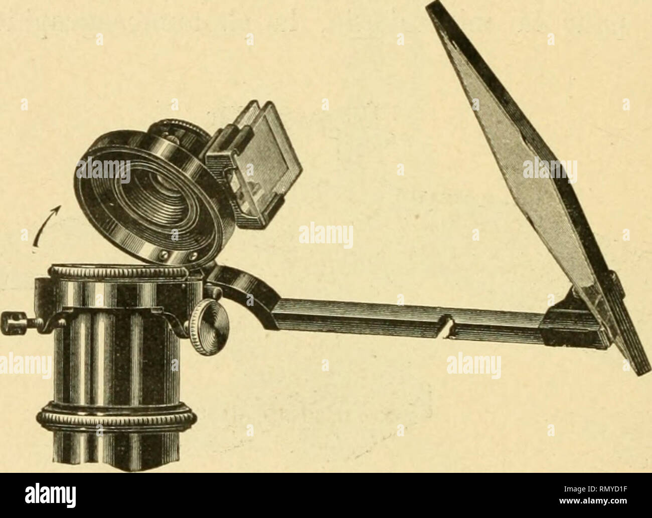 . Annales de micrographie. - 138 - de leva des croquis dont l'esattezza parfois est contestée et contendibile. M.Garl Zeiss avait aussi exposé à Anvers, fixées sur panneau onu et toutes démontées, les diverses pièces qui entrent dans la costruzione de la monture de son grand statif I. Ce qui frappe tout d'abord, c'est la multiplicité des pièces qu'exige la confezione d'onu beau microscopio, et après onu examen attentif de ces pièces, pour la plupart fondute, tourn et polies, su ne s'étonne pas que les montures quelque peu soignées puissent atteindre plusieurs centaines. Fig. 24. -- Appareil à Foto Stock