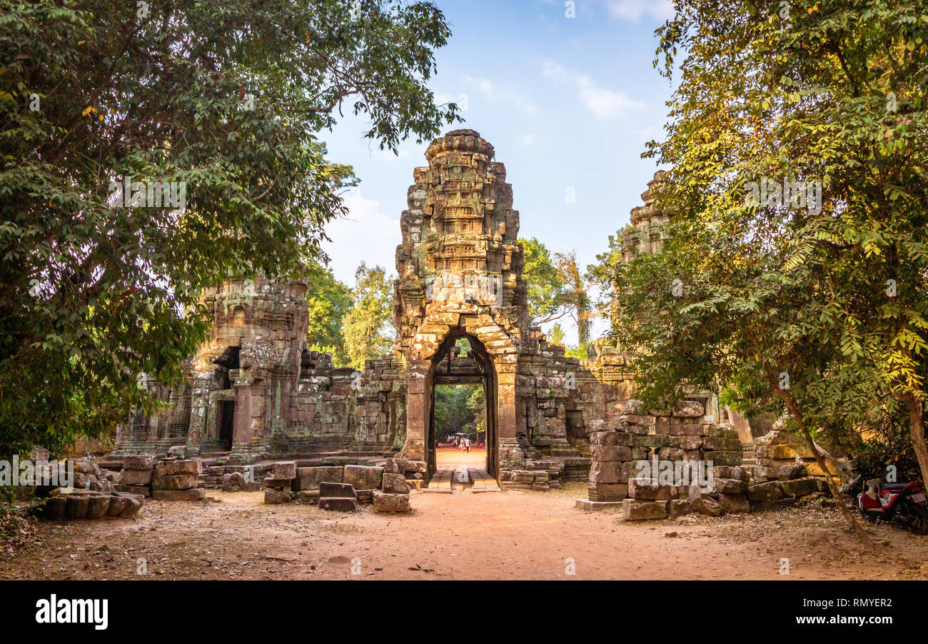 Temple Gate in Cambogia con sorprendente alla luce del sole Foto Stock
