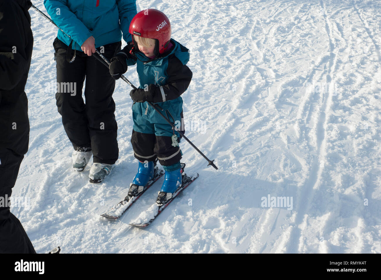 La Svezia, sci può essere un mezzo di trasporto, una attività ricreative o un competitivo sport invernali in cui il partecipante utilizza gli sci a scivolare sulla neve. Foto Stock