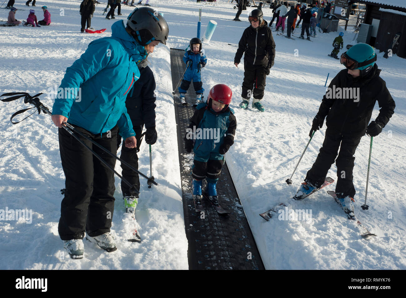 La Svezia, sci può essere un mezzo di trasporto, una attività ricreative o un competitivo sport invernali in cui il partecipante utilizza gli sci a scivolare sulla neve. Foto Stock