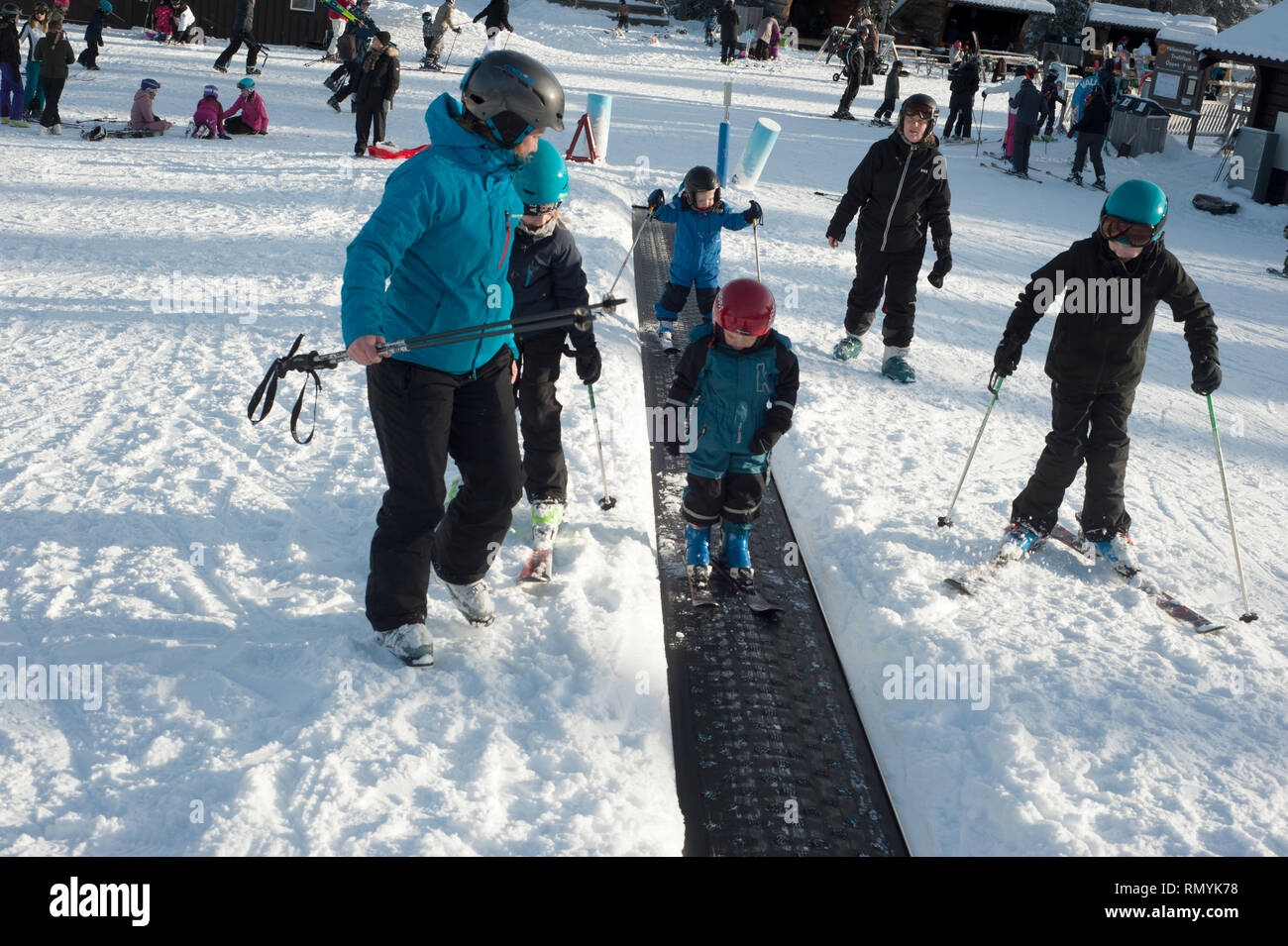 La Svezia, sci può essere un mezzo di trasporto, una attività ricreative o un competitivo sport invernali in cui il partecipante utilizza gli sci a scivolare sulla neve. Foto Stock