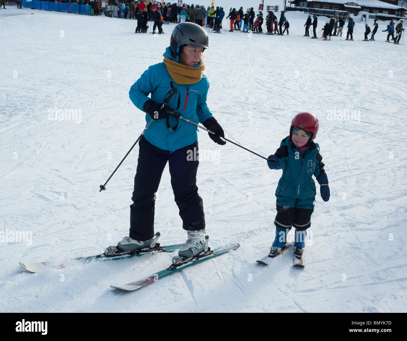 La Svezia, sci può essere un mezzo di trasporto, una attività ricreative o un competitivo sport invernali in cui il partecipante utilizza gli sci a scivolare sulla neve. Foto Stock