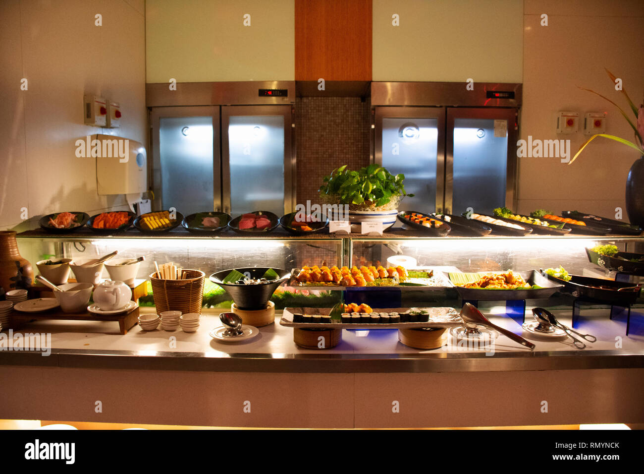 Il cibo Giapponese e Sushi bar di stile tailandese molte varietà topping al cibo a buffet linea nel ristorante per pasti di persone la cena in hotel a notte tempo in Bangk Foto Stock