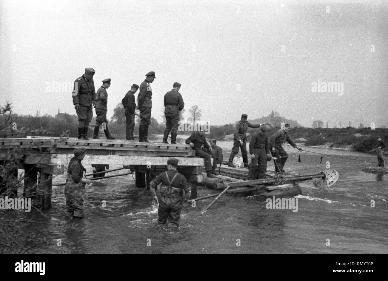 Wehrmacht Heer Ausbildung der Brückenpioniere / Brückenbau - Esercito Tedesco la formazione del ponte di ingegneri con una costruzione di ponti Foto Stock