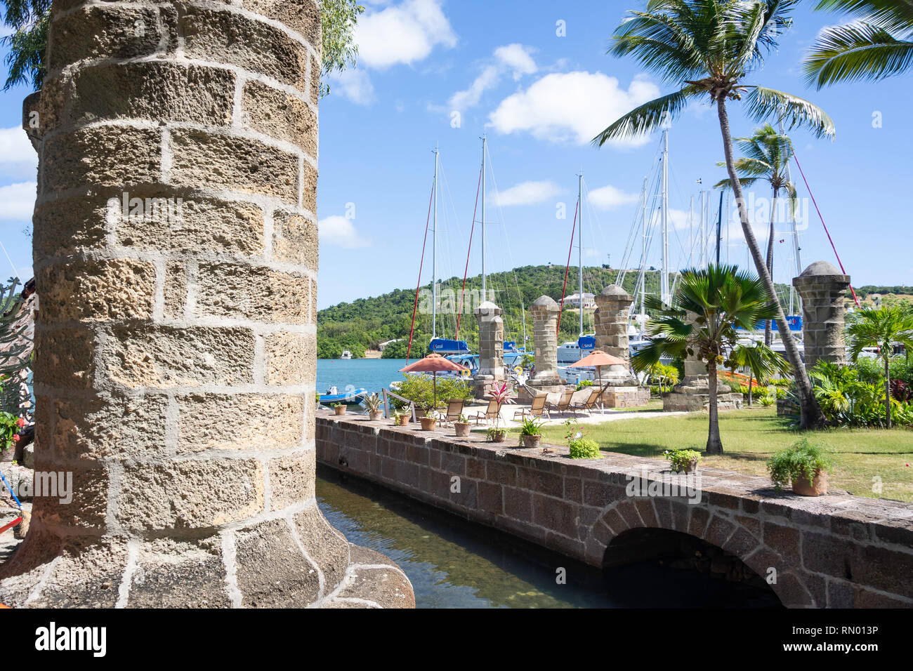 Pilastri della ex Boat House, il Parco Nazionale di Nelson's Dockyard, San Paolo parrocchia, Antigua Antigua e Barbuda, Piccole Antille, dei Caraibi Foto Stock