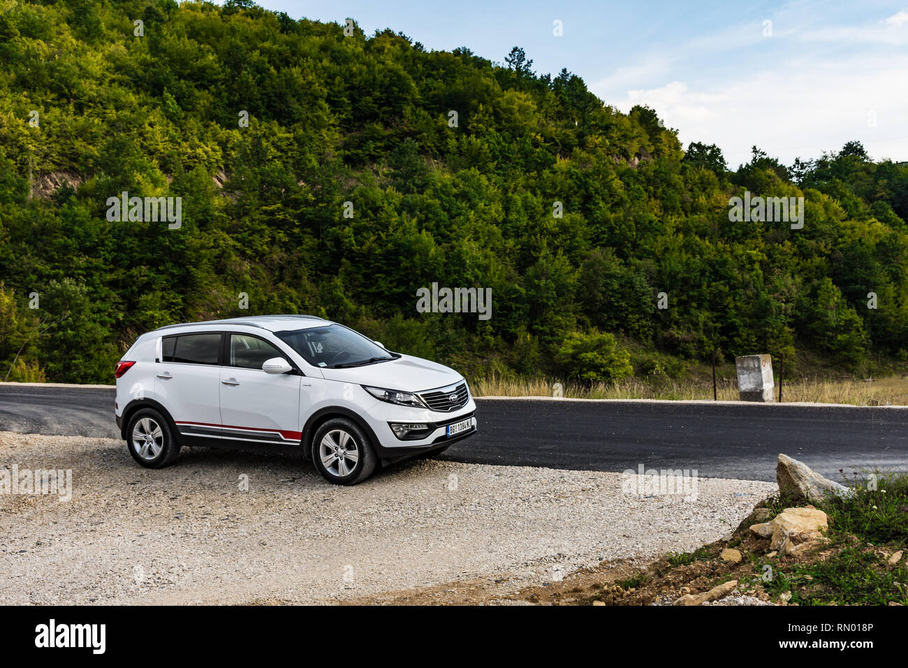 Auto Kia Sportage 2.0 Picanto 1.1 CRDI AWD o 4x4, colore bianco, sul prato. Foto Stock