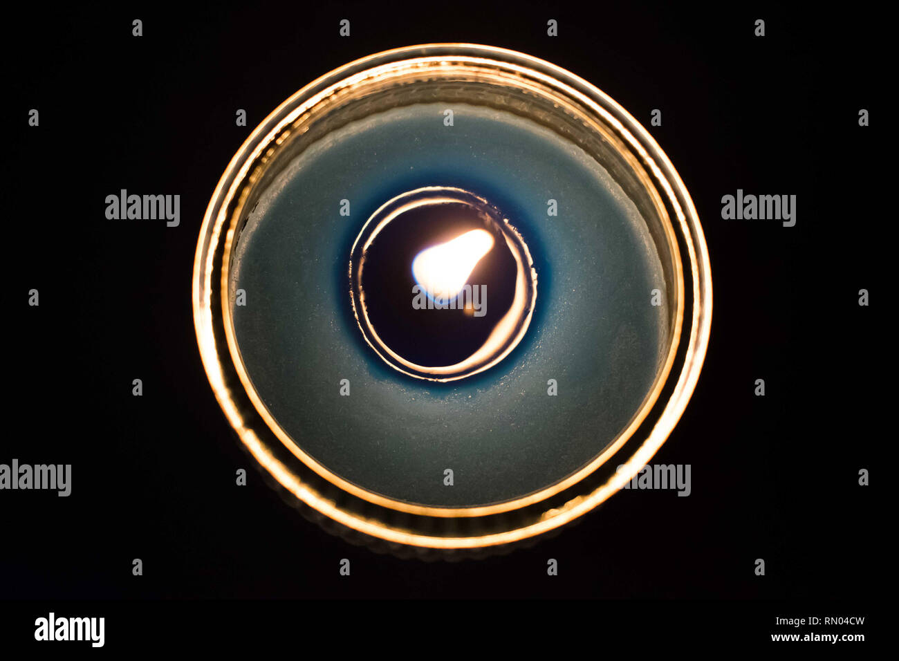 Vista dall'alto di un blu illuminata candela profumata Foto Stock