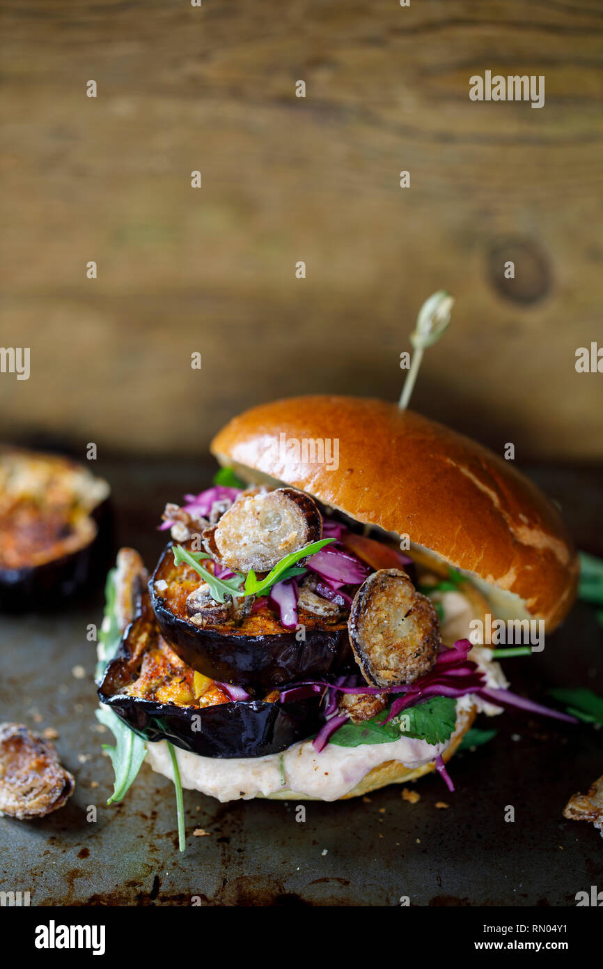 Vegan Burger Con Bianco Purea Di Fagioli E Piccante Fette Di Melanzane Foto Stock Alamy