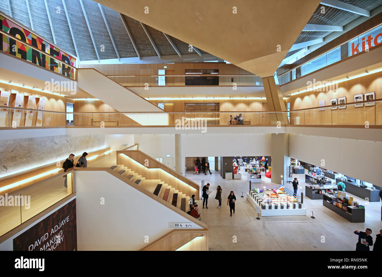 Interno del Museo del Design, Kensington High Street, Londra. Convertito dal famoso Commonwealth Institute edificio. Foto Stock