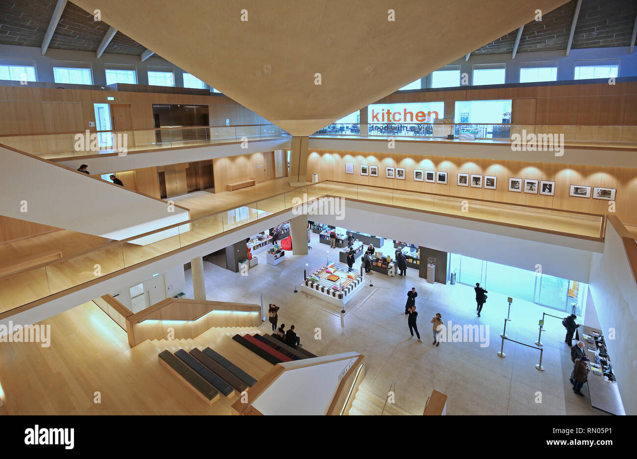 Interno del Museo del Design, Kensington High Street, Londra. Convertito dal famoso Commonwealth Institute edificio. Foto Stock