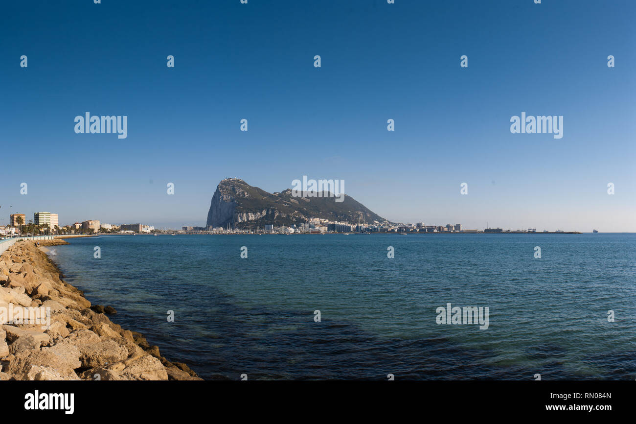Vista panoramica della parte superiore della Roccia di Gibilterra (uUnited Regno), in Upper Rock Riserva Naturale: a sinistra la città di Gibilterra e bay, La linea comune in Spagna un Foto Stock