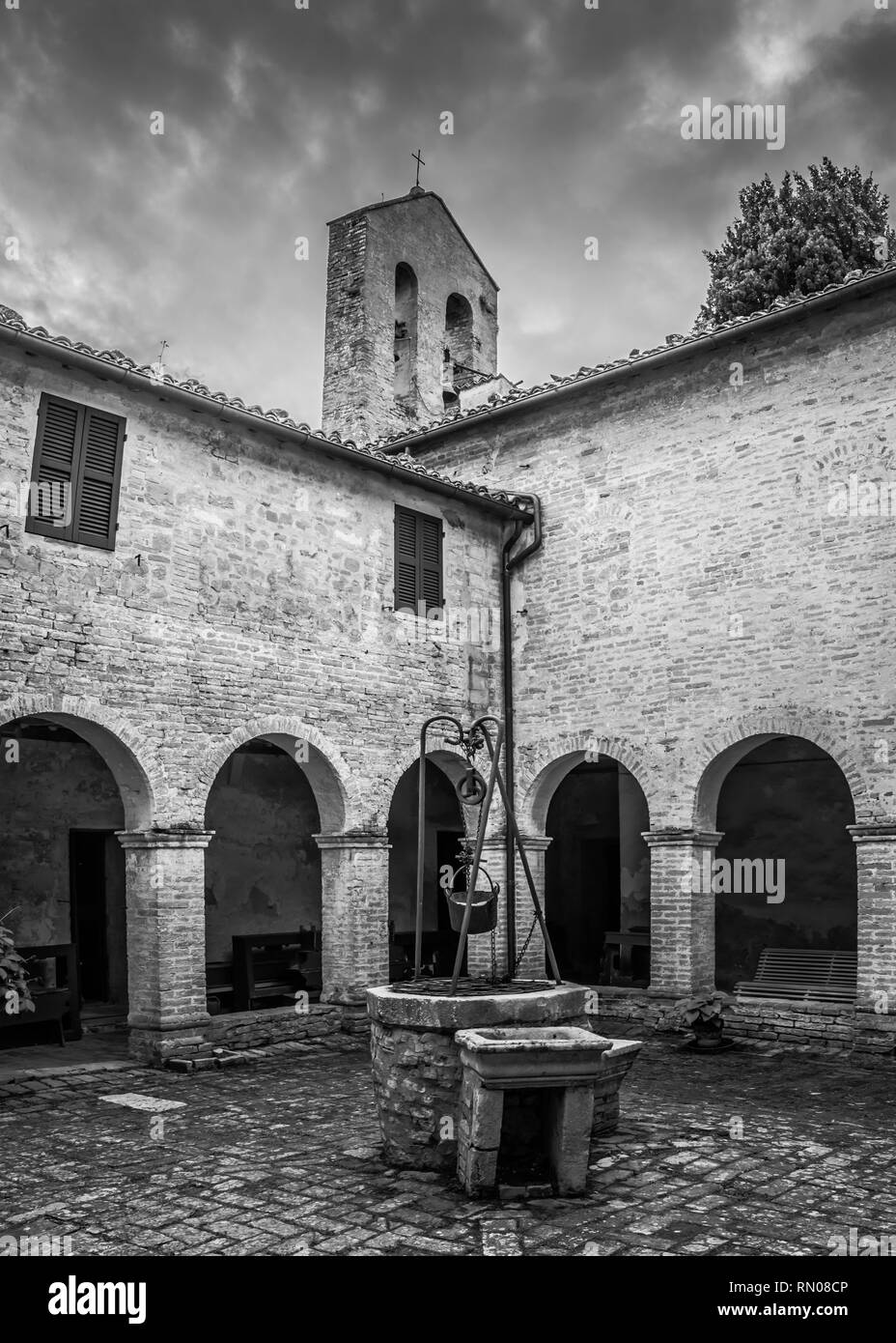 Immagine in bianco e nero della chiesa di Monte San Bartolo monastero a Pesaro, Marche, Italia. Foto Stock