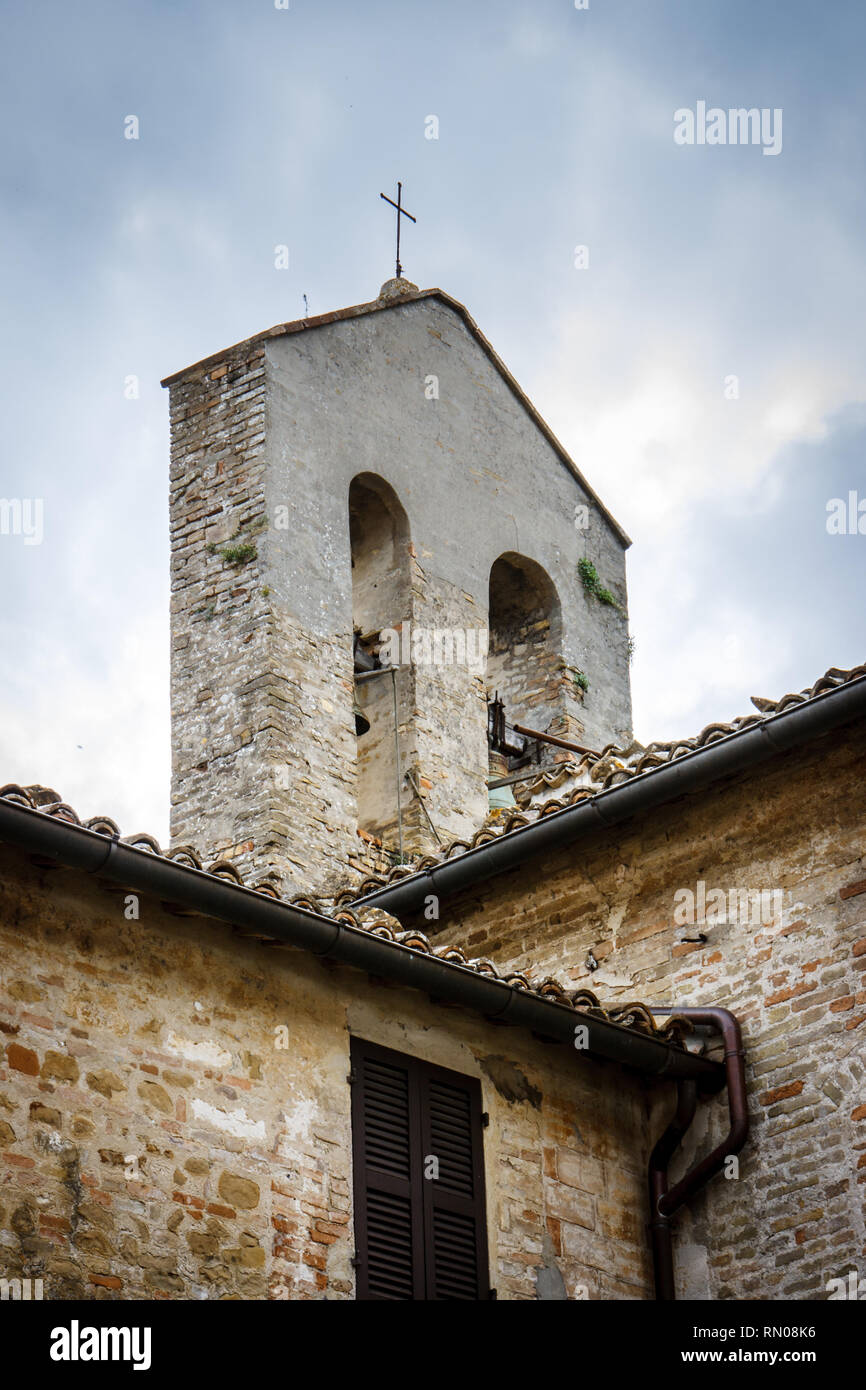Dettaglio del campanile della chiesa di Monte San Bartolo monastero a Pesaro, Marche, Italia. Foto Stock