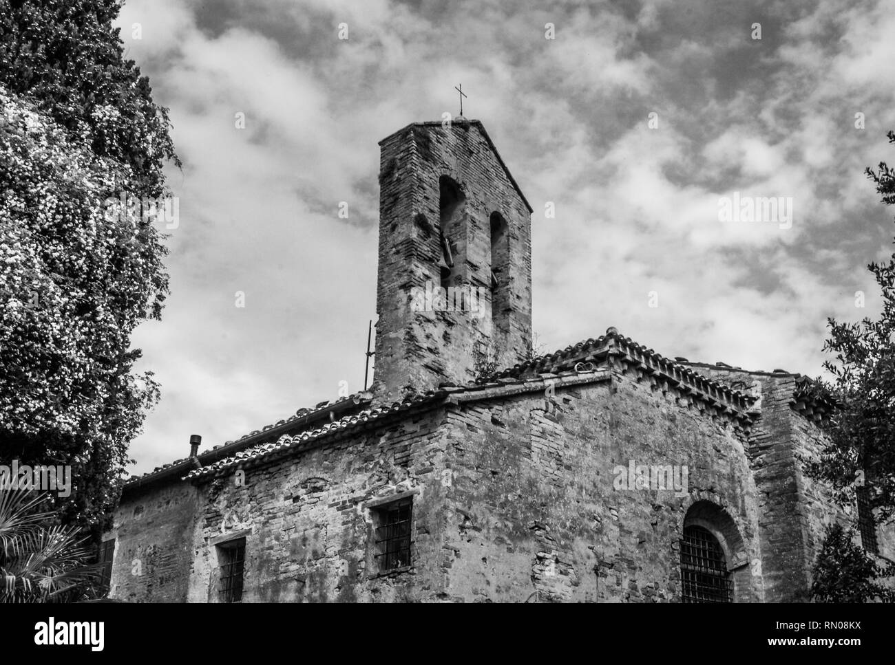 Immagine in bianco e nero della chiesa di Monte San Bartolo monastero a Pesaro, Marche, Italia. Foto Stock