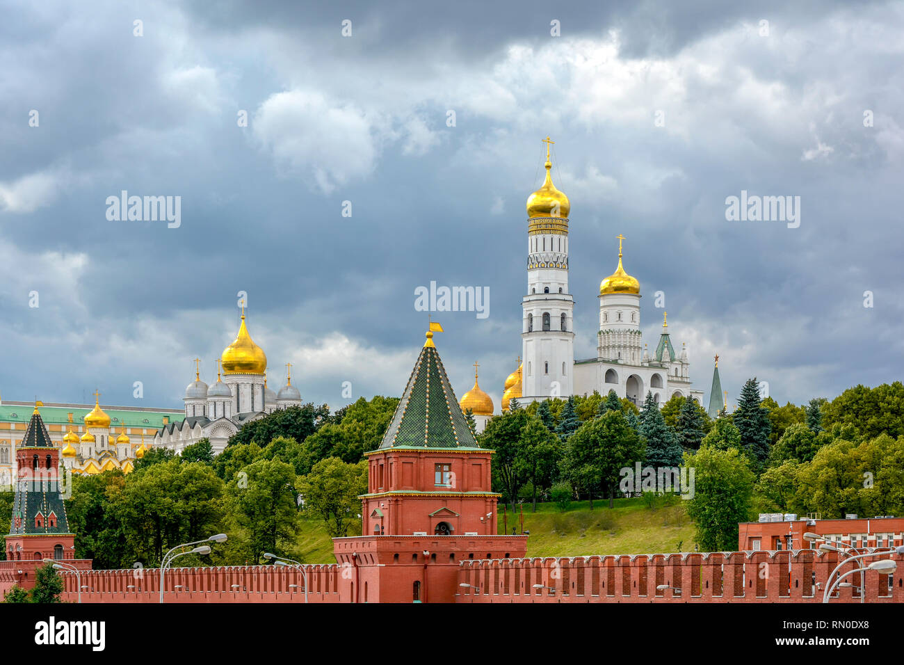 Le pareti e i giardini della Kremelin a Mosca in Russia con le sue chiese e architettura imponente Foto Stock