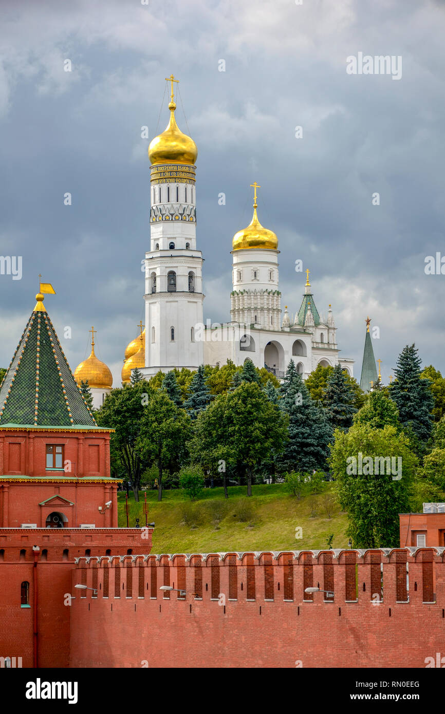 Le pareti e i giardini della Kremelin a Mosca in Russia con le sue chiese e architettura imponente Foto Stock