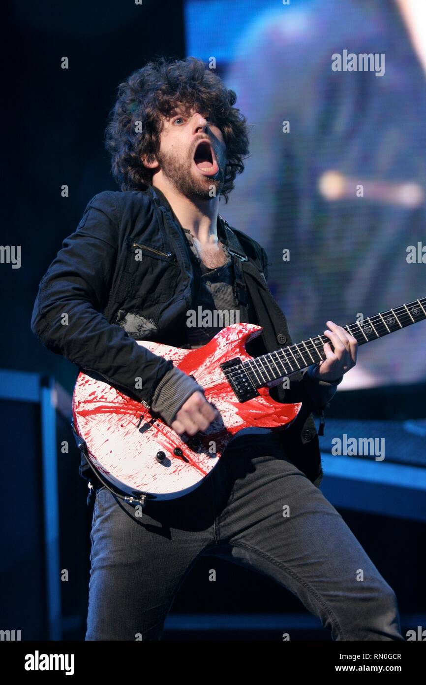 Fall Out Boy Chitarrista Joe Trohman è mostrato assolo durante un 'live' aspetto di concerto. Foto Stock