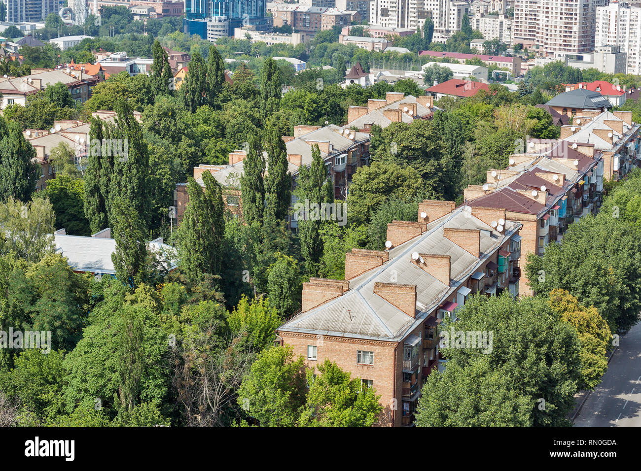 Antenna vista superiore del paesaggio urbano di Kiev dal di sopra,  quartiere residenziale witk Khrushchyovka case, capitale dell'Ucraina Foto  stock - Alamy