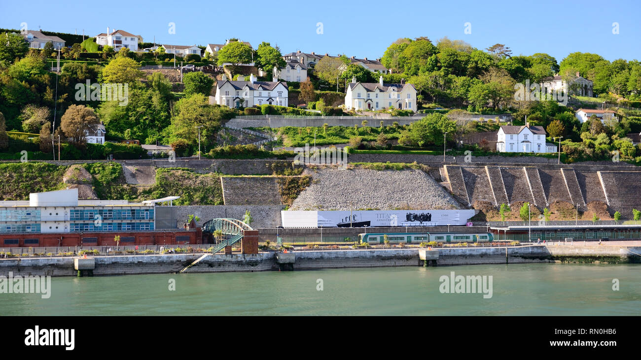 Cobh waterfront e stazione ferroviaria accanto al Titanic anniversario memorial. Foto Stock