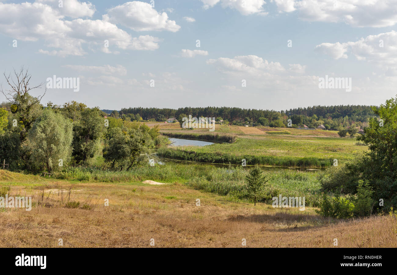 Ros fiume rurali paesaggio estivo, centro dell'Ucraina. Foto Stock