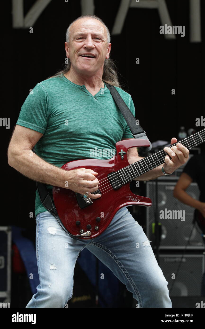 Cantante, compositore e chitarrista Mark Farner è mostrato esibirsi sul palco durante un 'live' aspetto di concerto. Foto Stock