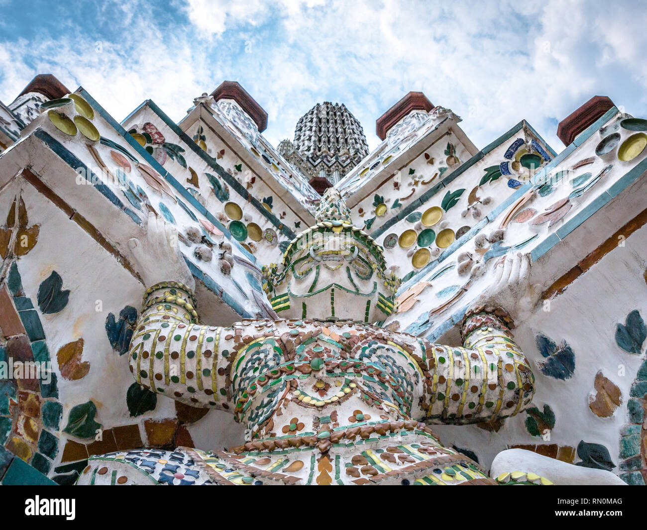 Wat Arun statua holding thepagoda Foto Stock