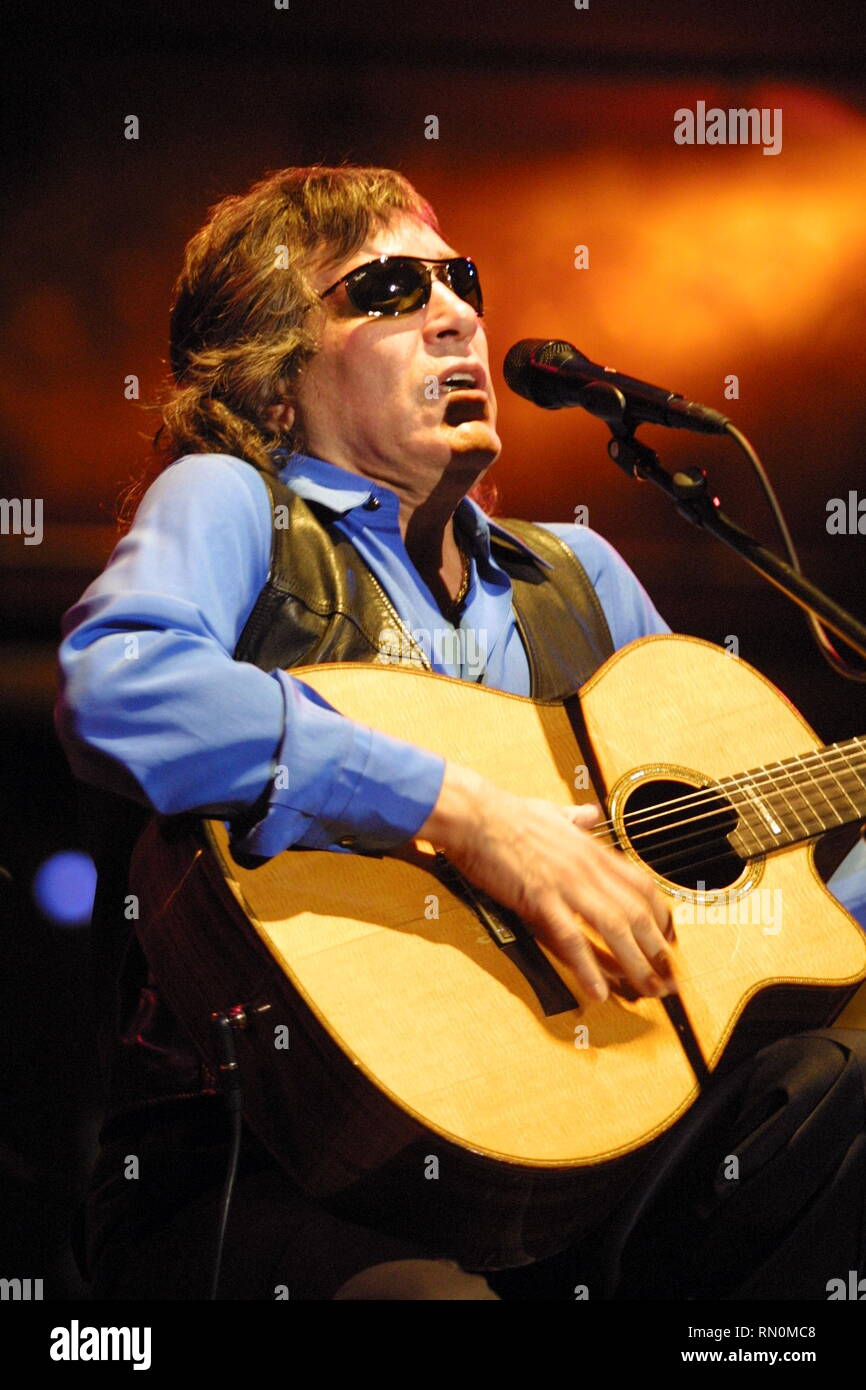Il Puerto Rican cantante e chitarrista virtuoso, JosŽFeliciano, nato cieco in modo permanente a causa di glaucoma congenito è mostrato esibirsi sul palco durante un 'live' aspetto di concerto. Foto Stock