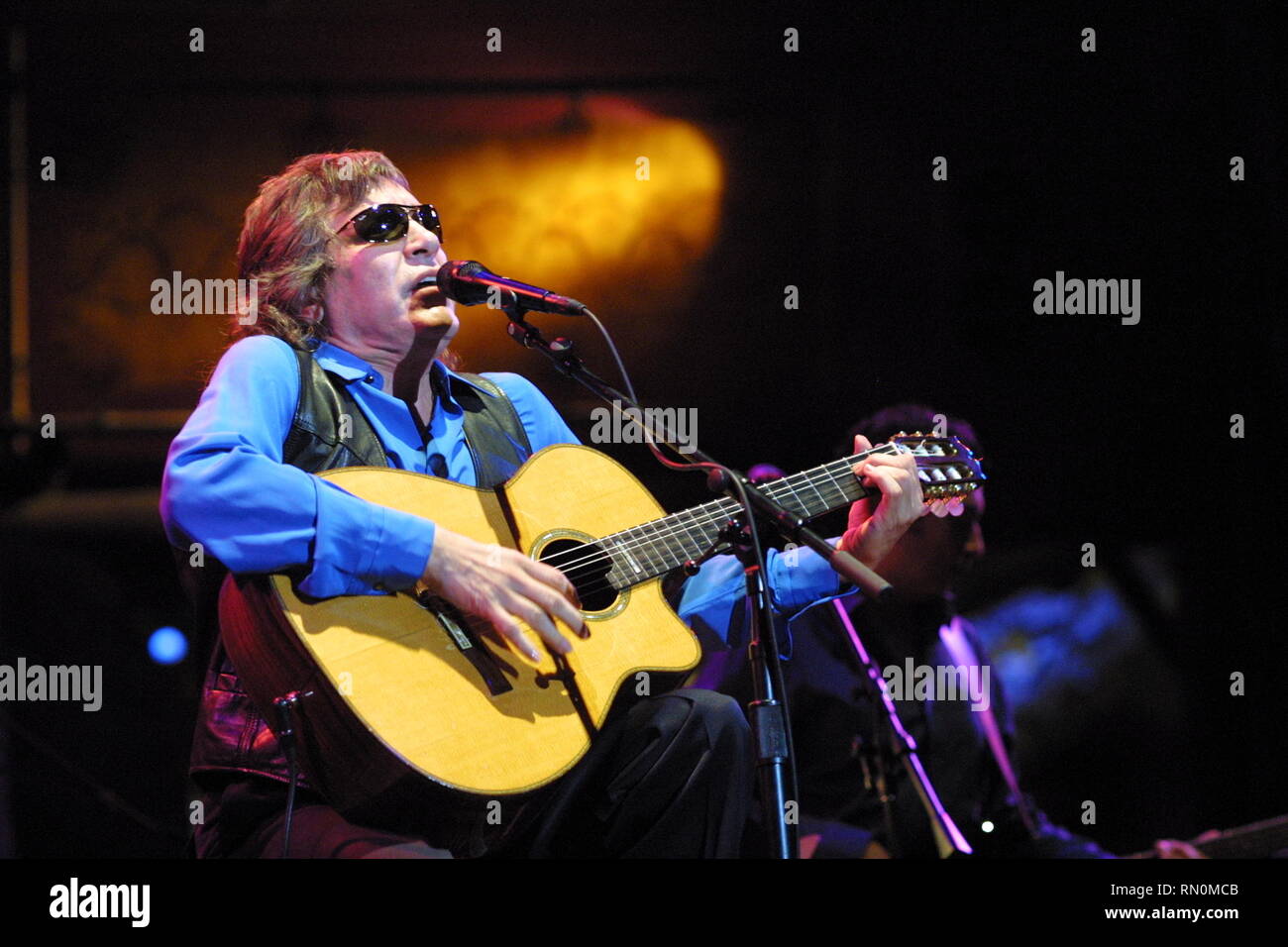 Il Puerto Rican cantante e chitarrista virtuoso, JosŽFeliciano, nato cieco in modo permanente a causa di glaucoma congenito è mostrato esibirsi sul palco durante un 'live' aspetto di concerto. Foto Stock