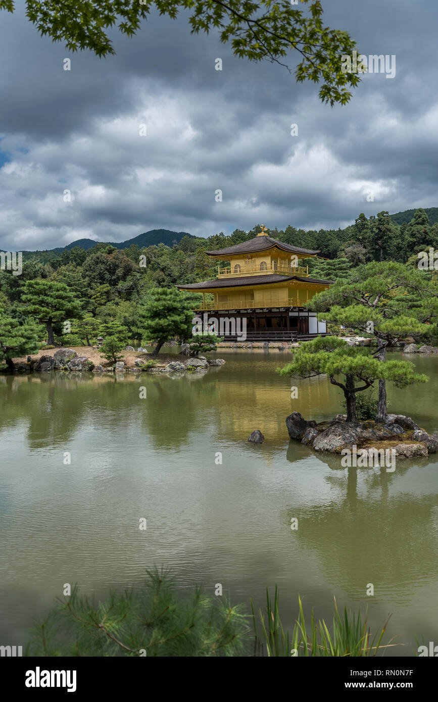 Il Padiglione Dorato, situato a Kyoto, in Giappone. Il tempio è tradizionalmente noto come Kinkaku-ji, o Rokuon-ji Foto Stock