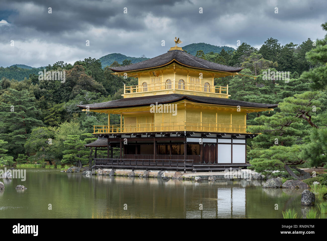 Il Padiglione Dorato, situato a Kyoto, in Giappone. Il tempio è tradizionalmente noto come Kinkaku-ji, o Rokuon-ji Foto Stock