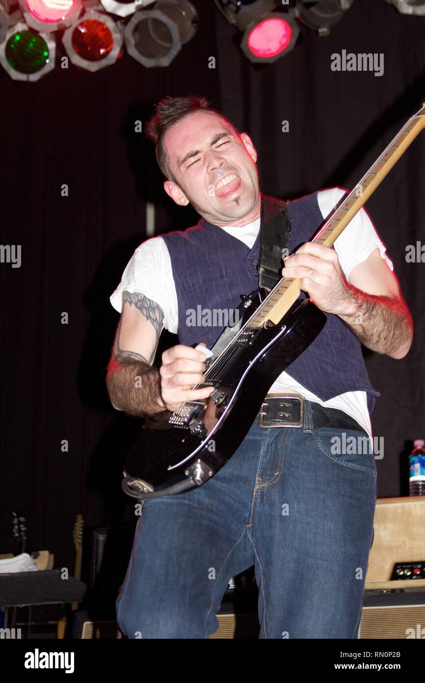 Il chitarrista Rick Jackett del canadese di rock band undici dito è mostrato sul palco durante un 'live' aspetto di concerto. Foto Stock