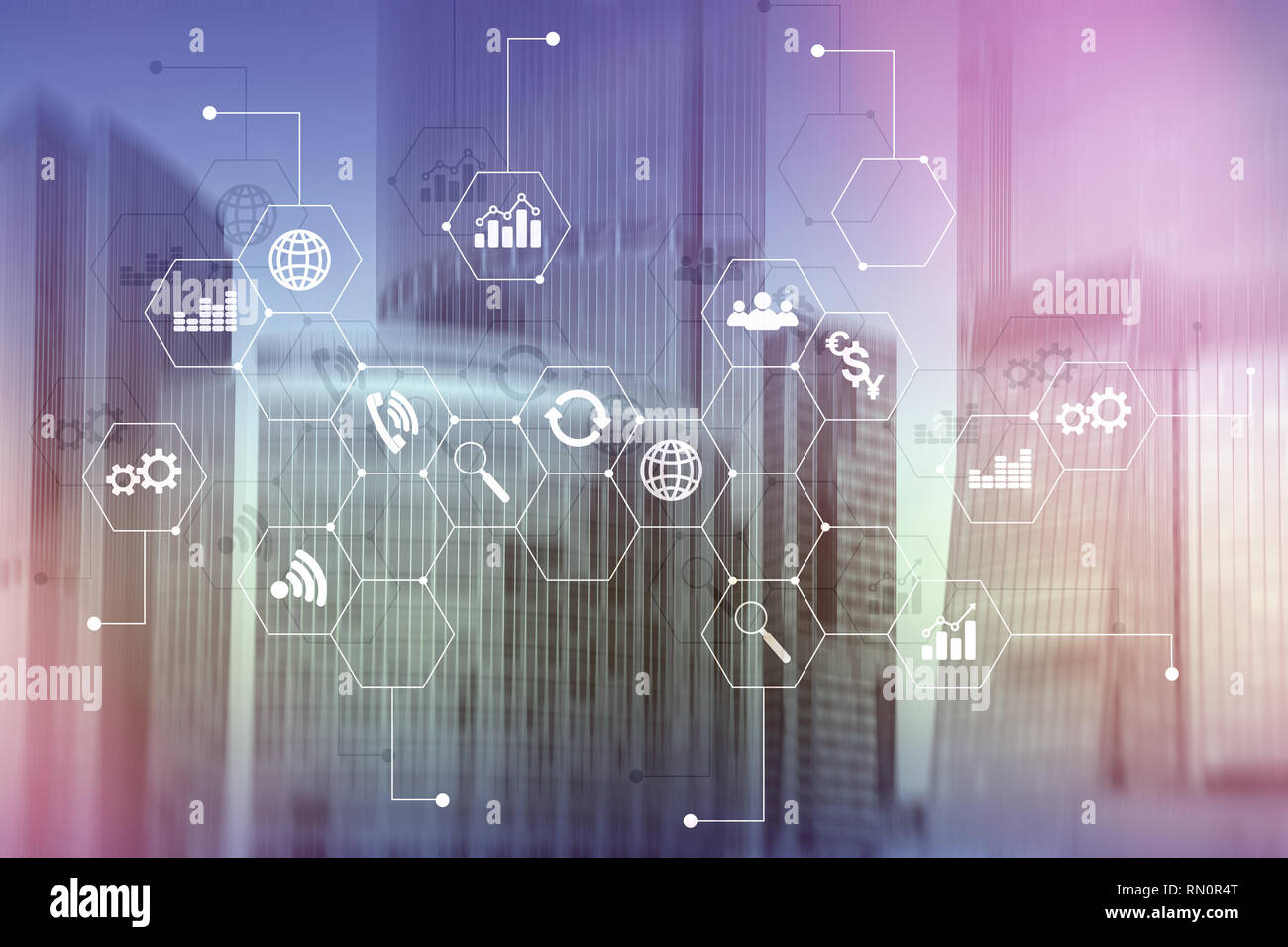 La doppia esposizione dei supporti misti. Gli schemi e le icone sulla schermata di ologramma. La gente di affari e moderna città sullo sfondo. Foto Stock
