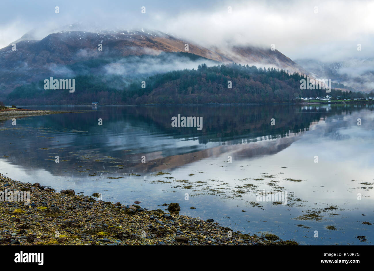 Loch Leven Scottish Highlands Glencoe in inverno. Questa foto è stata scattata all'inizio di febbraio e la nuvola si è alzata davanti a questa visione e si è cancellata. Foto Stock