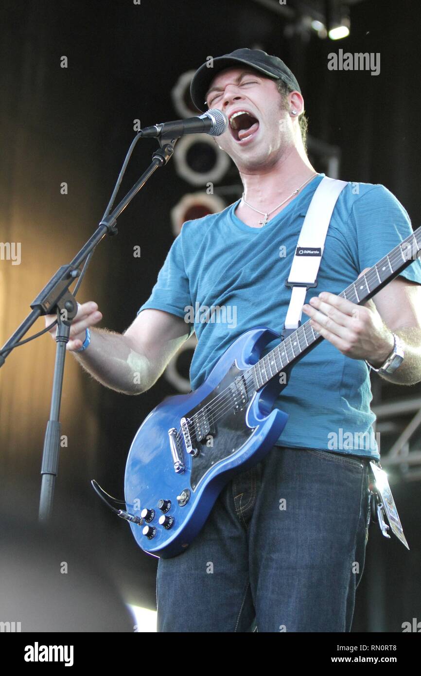Il chitarrista e cantante Tyler Cohen della rock band dimenticare Parigi è indicato di eseguire sul palco durante un 'live' aspetto di concerto. Foto Stock