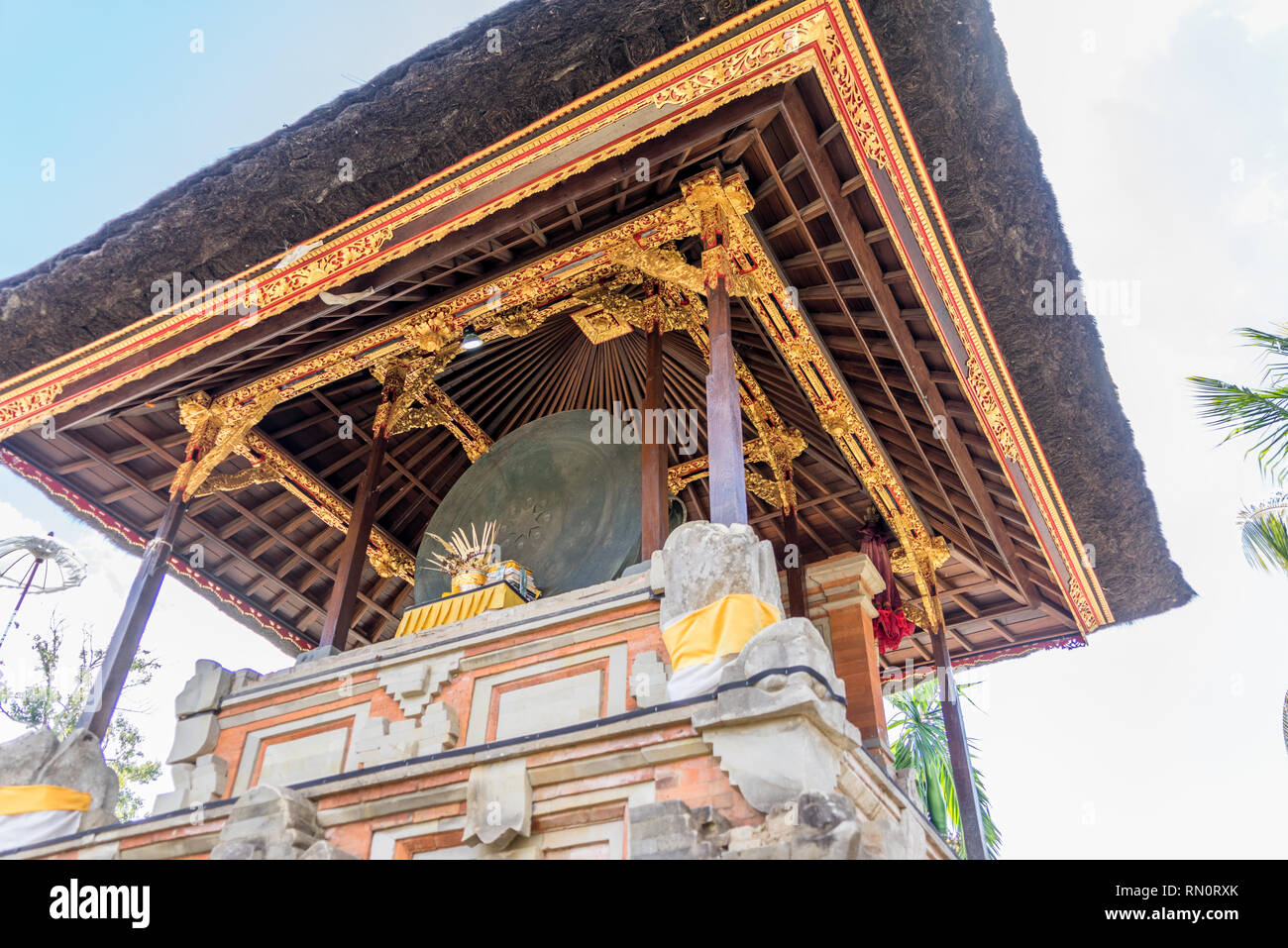 Pura Penataran Sasih, un enorme tamburo di bronzo conosciuta come la luna di Pejeng (Ratu Sasih) il maggiore singolo pezzo tamburo in ghisa nel mondo. Situato in Tampaksiri Foto Stock