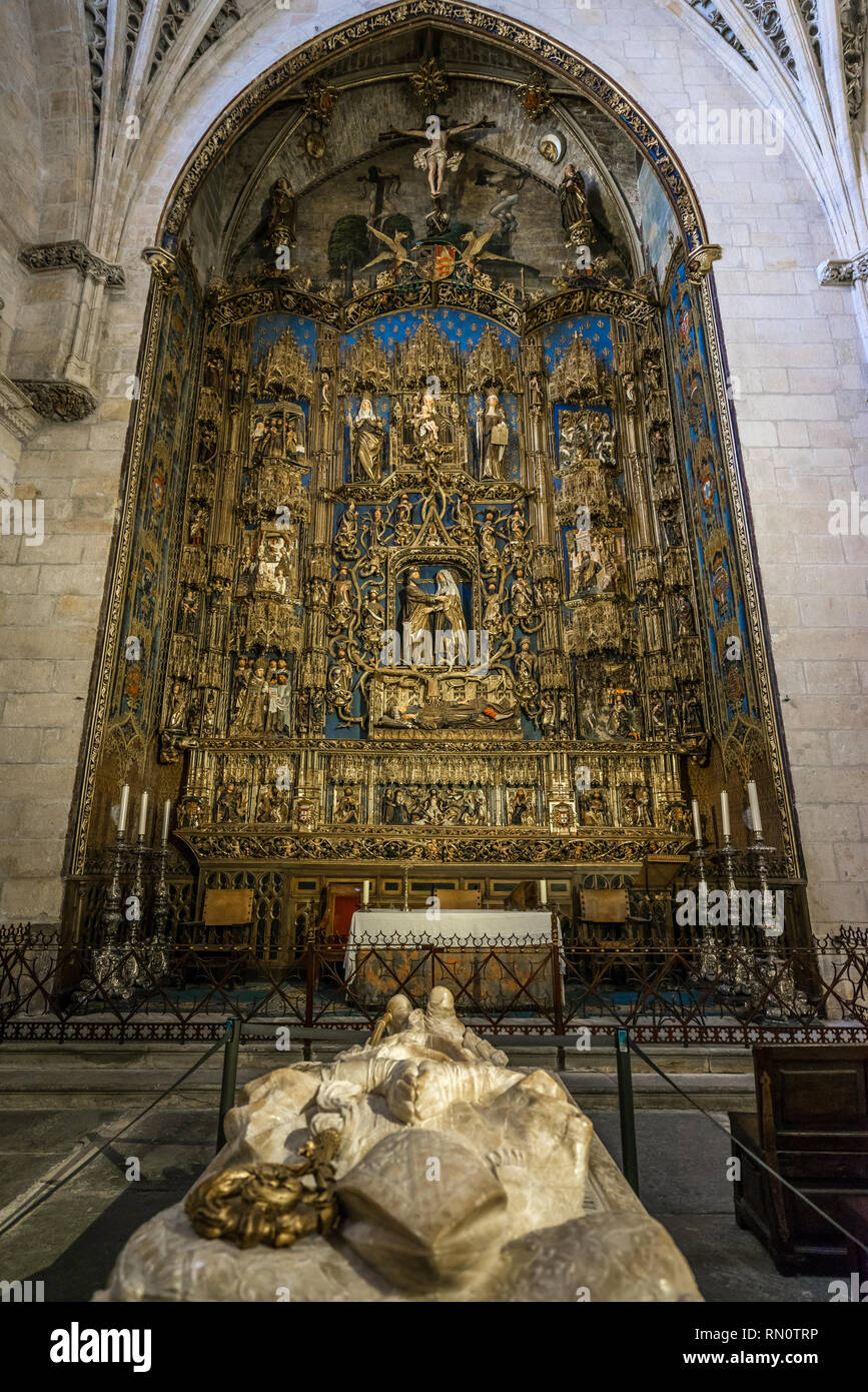 Burgos, Spagna - 24 Marzo 2017. Pala da Gil de Siloe e tomba Vescovo Diego de Siloe a Saint Anne o concezione cappella (Capilla de Santa Ana o d o Foto Stock