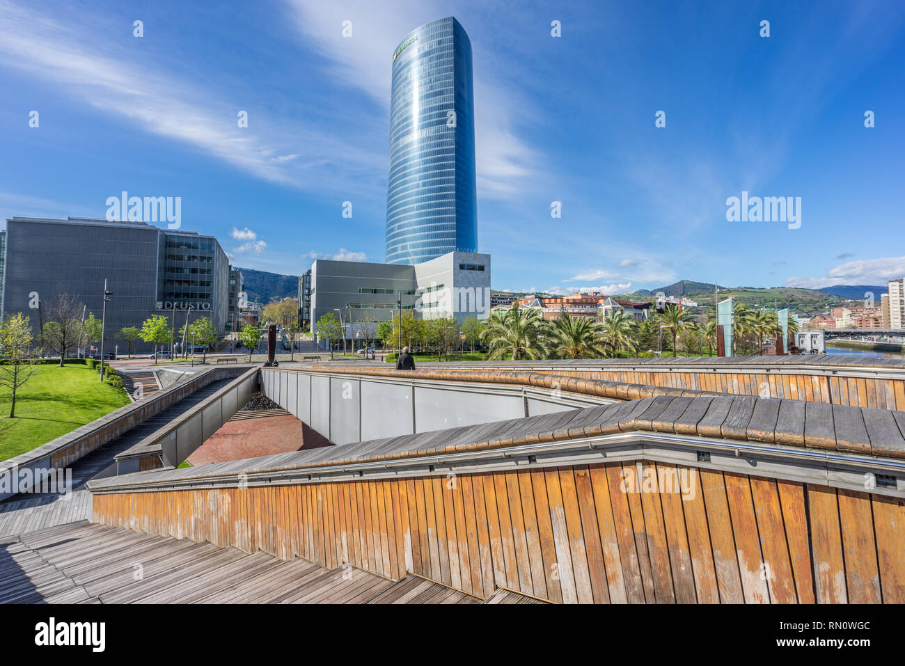 Bilbao, Paesi Baschi. Marzo 26, 2017: Iberdrola Tower e Università di Deusto edificio da Pedro Arrupe passerella. Foto Stock