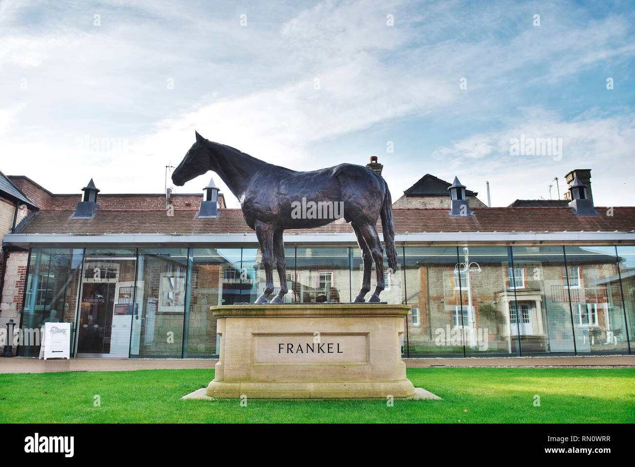 Statua di Frankel il meraviglioso di cavalli da corsa all'Horse Racing museum di Newmarket Foto Stock