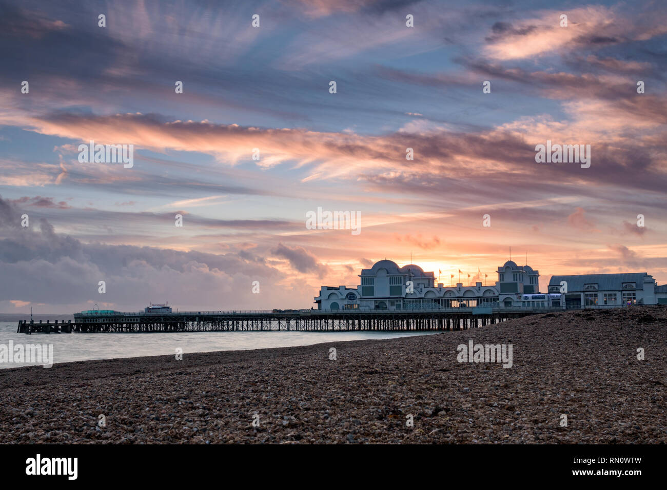Sun a partire per impostare dietro Southsea Pier, Hampshire, Regno Unito Foto Stock